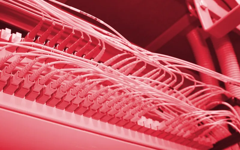 Imagen de portada del artículo «La fibra óptica: la tecnología invisible que sostiene la era de la IA»