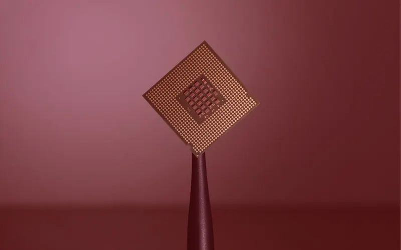 Imagen de portada del artículo «Microprocesadores: el chip que encogió el ordenador y extendió la era digital»