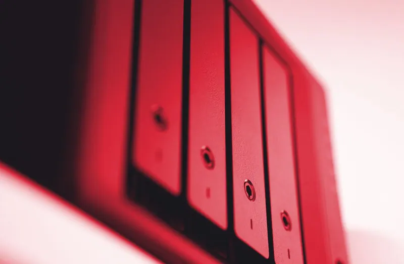 Imagen de portada del artículo «Synology en housing: el NAS del cliente conectado a nuestro centro de datos»